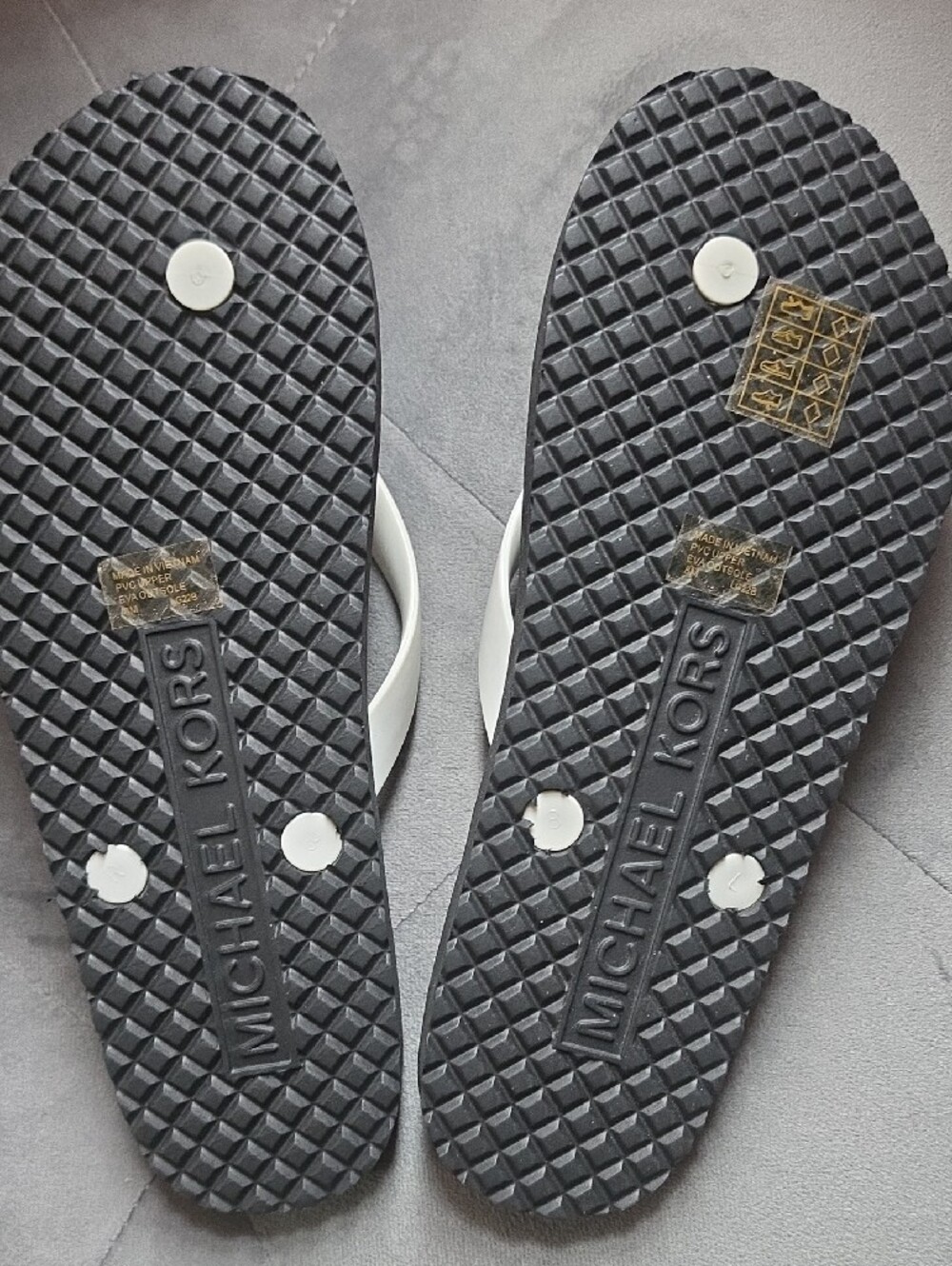 Flip-flop sandals - Picture 2 of 3